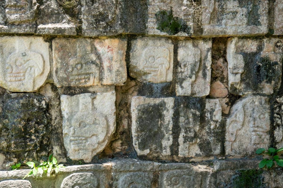 ilustrasi Tzompantli Wall