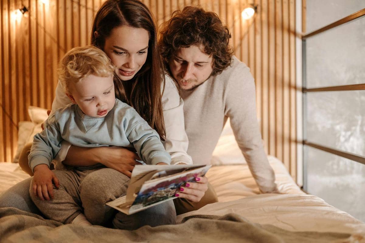 membacakan buku cerita untuk anak