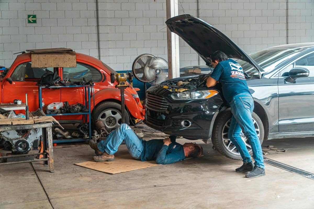 Jose Richardo Sedang Memperbaiki Mobil