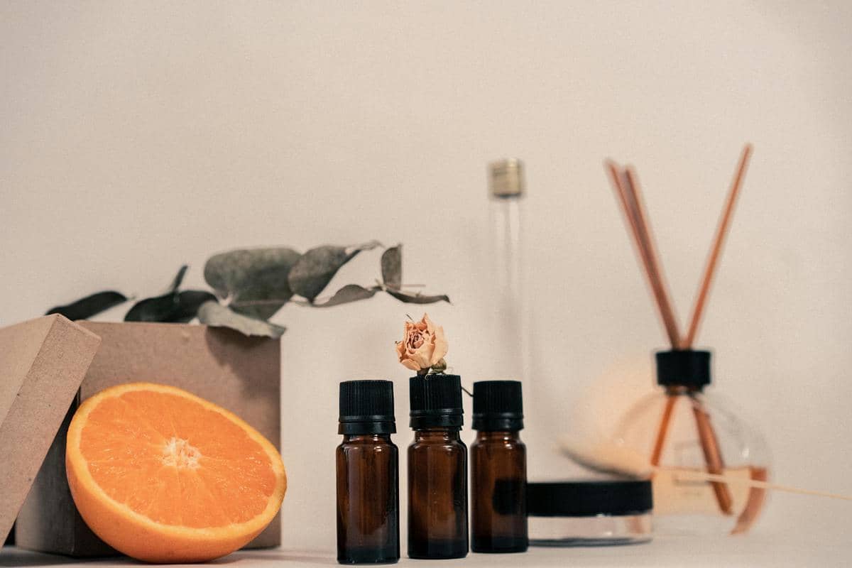 ilustrasi reed diffuser (pexels.com/Luca Nardone)