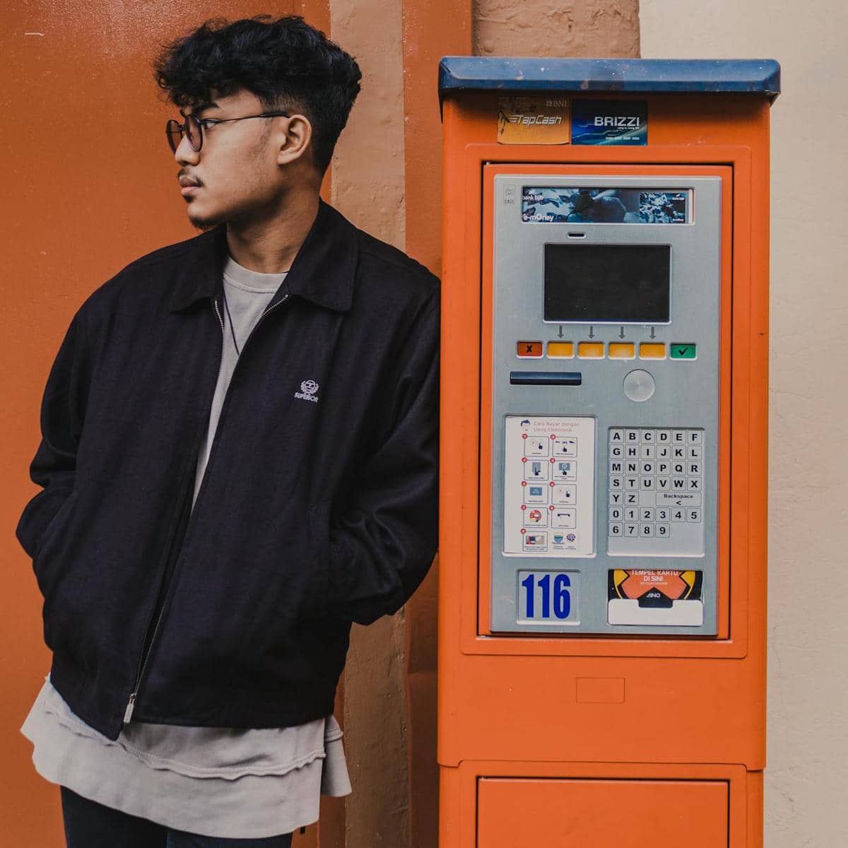 ilustrasi harrington jacket (pexels.com/Teguh Sugi)
