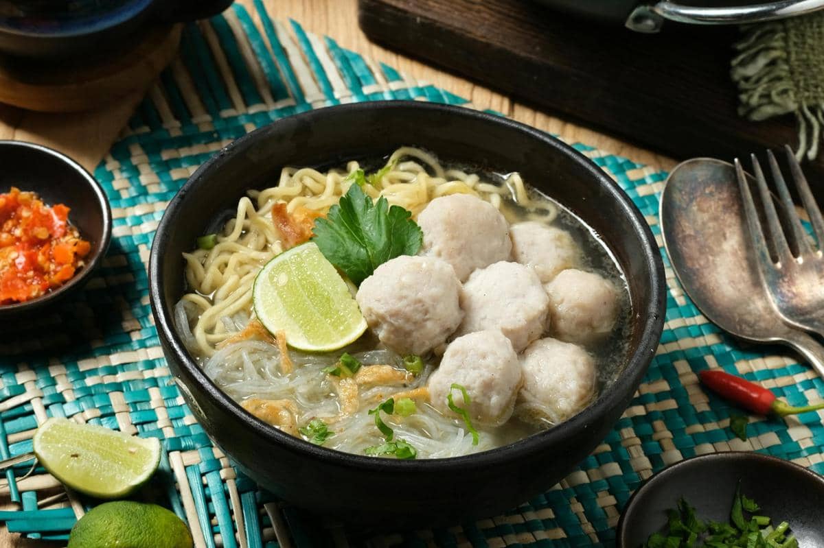 Ilustrasi bakso kuah hangat khas Malang.