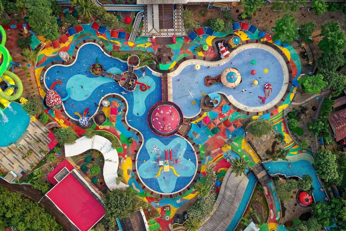 Ilustrasi kolam renang dan area rekreasi keluarga di sengkaling recreational park.