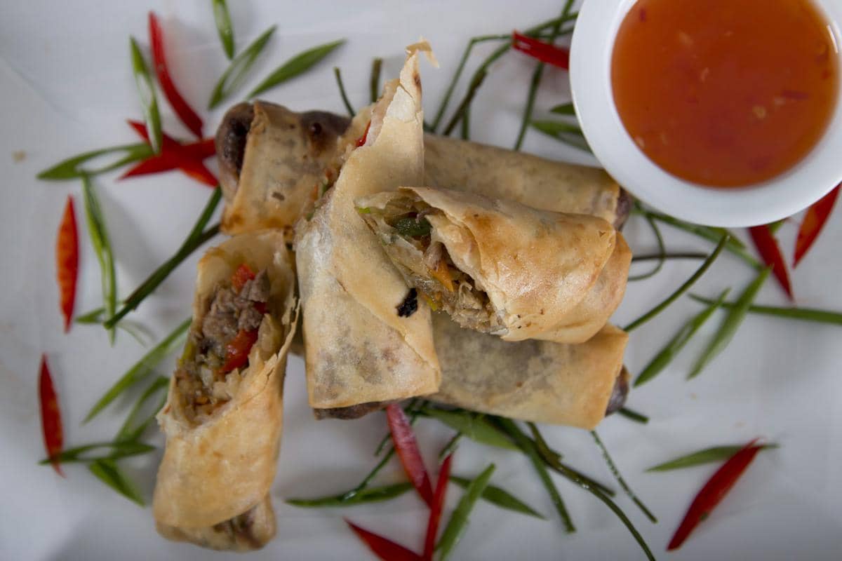ilustrasi lumpia isi daging sapi cincang dan sayuran