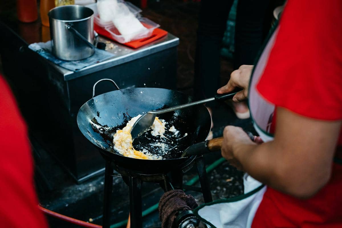 ilustrasi membuat bakmi goreng sosis sapi 