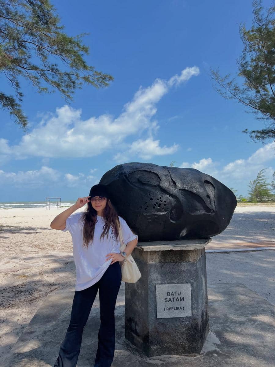 Shalom Razade berlibur di Belitung Timur