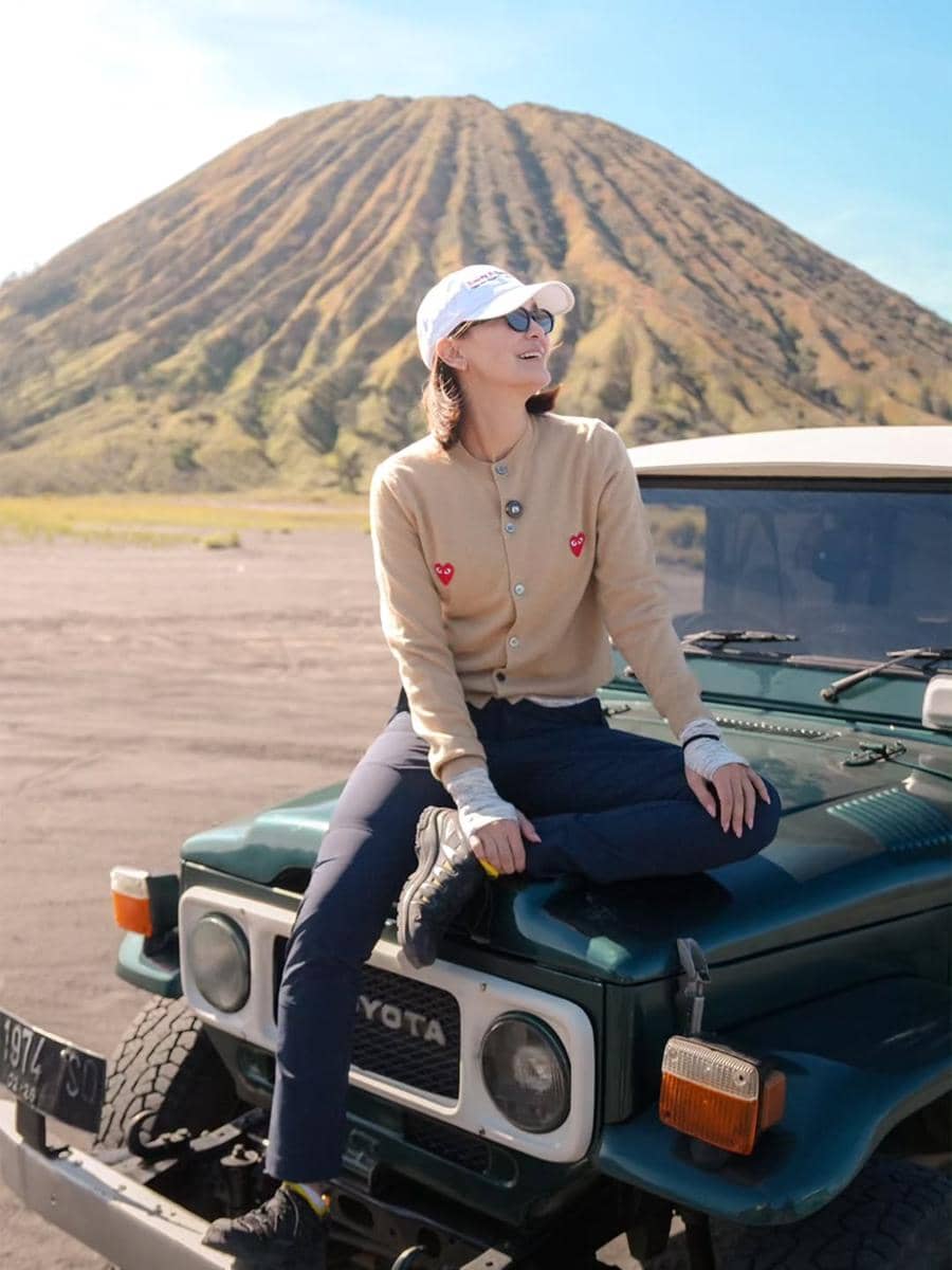Luna Maya naik jeep berkeliling savana di Gunung Bromo