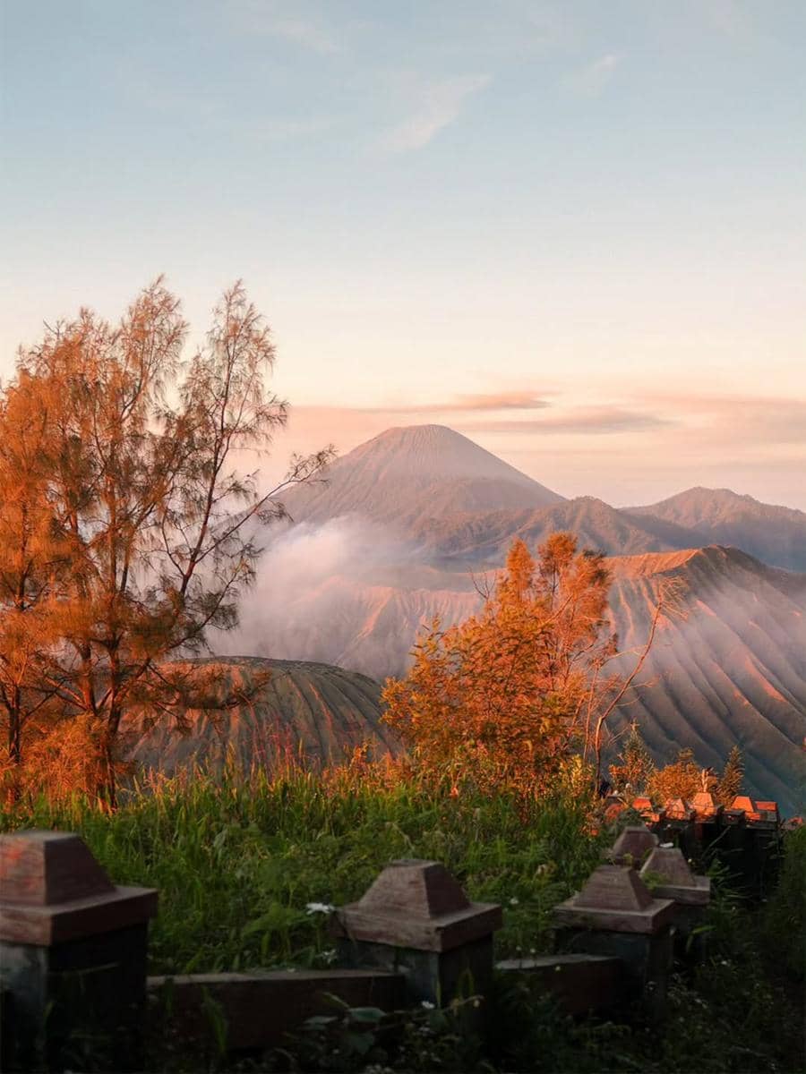 Luna Maya naik jeep berkeliling savana di Gunung Bromo