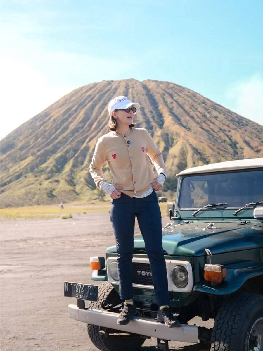 Luna Maya naik jeep berkeliling savana di Gunung Bromo
