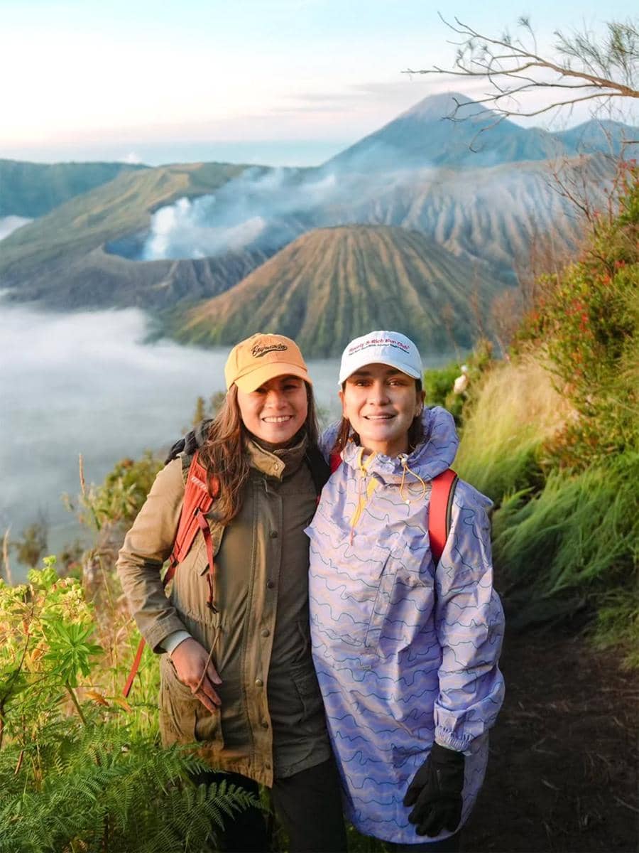 Luna Maya naik jeep berkeliling savana di Gunung Bromo