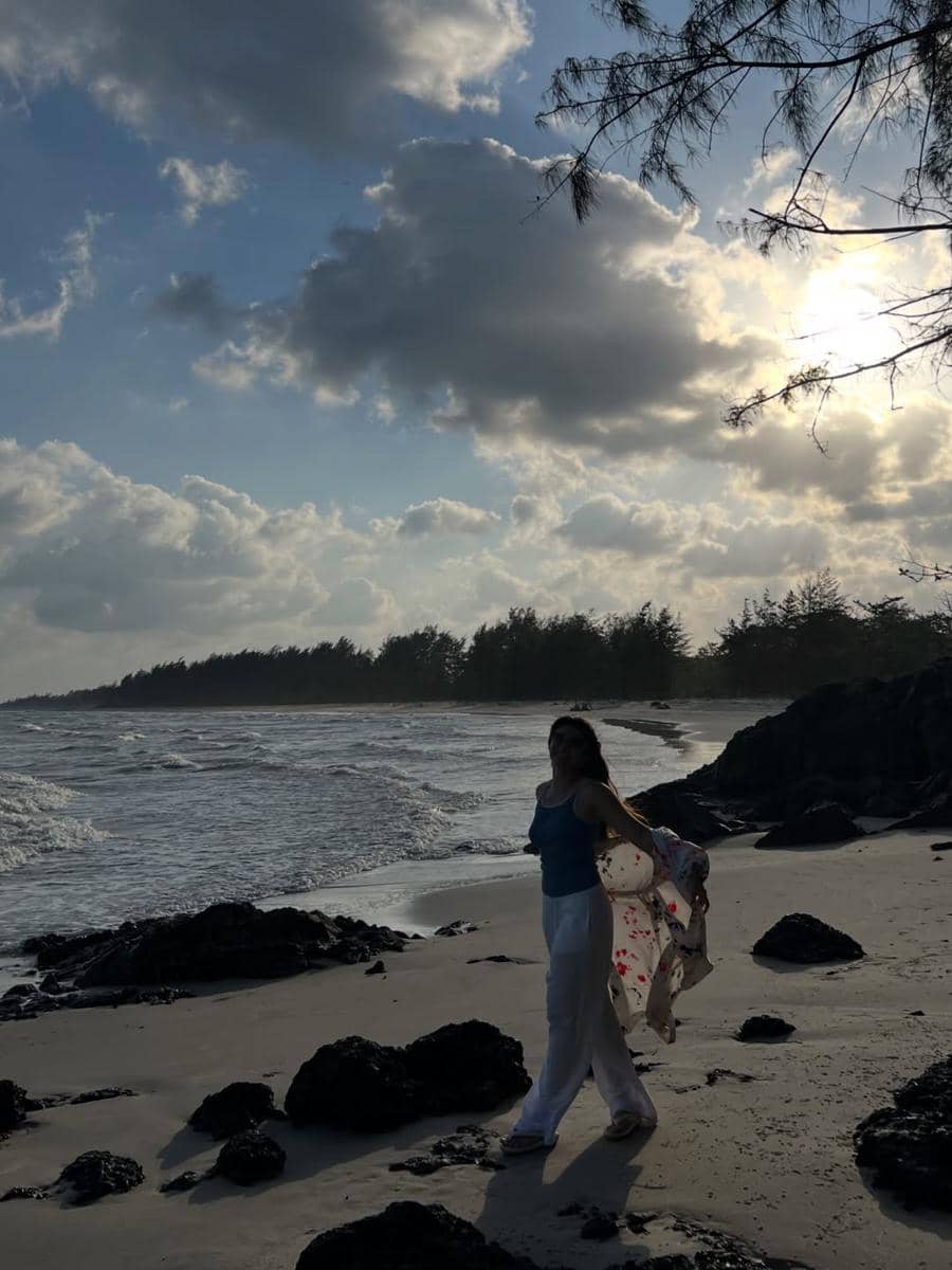 Shalom Razade berlibur di Belitung Timur