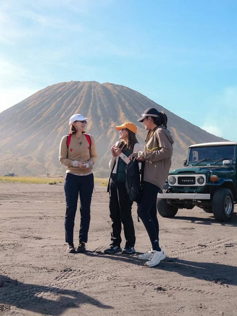 Luna Maya naik jeep berkeliling savana di Gunung Bromo