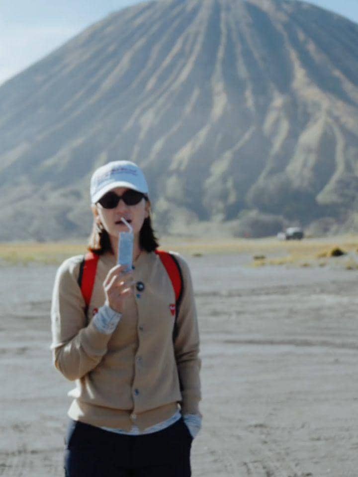 Luna Maya naik jeep berkeliling savana di Gunung Bromo