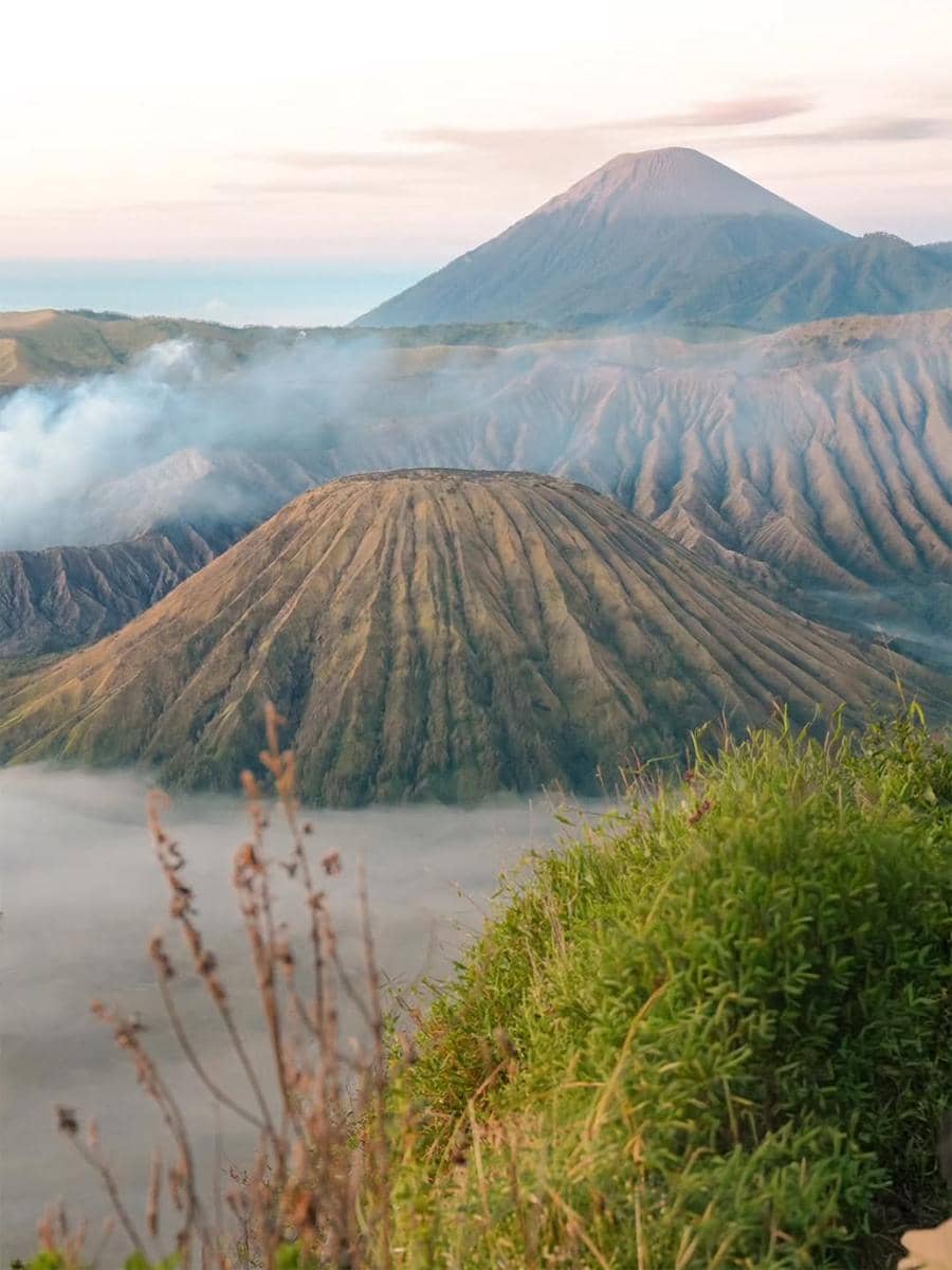 Luna Maya naik jeep berkeliling savana di Gunung Bromo