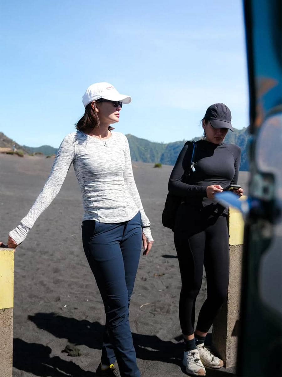 Luna Maya naik jeep berkeliling savana di Gunung Bromo