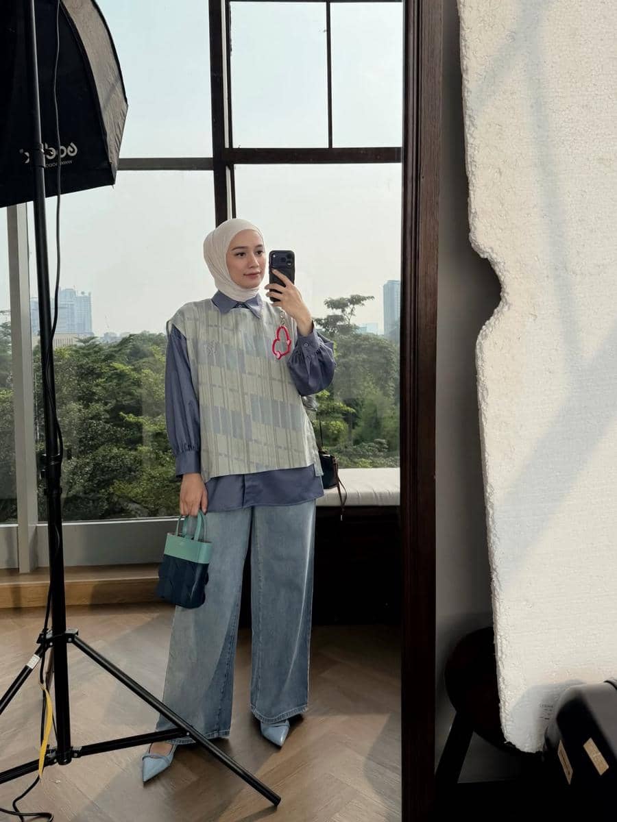 inspirasi padu padan vest kekinian ala Mega Iskanti