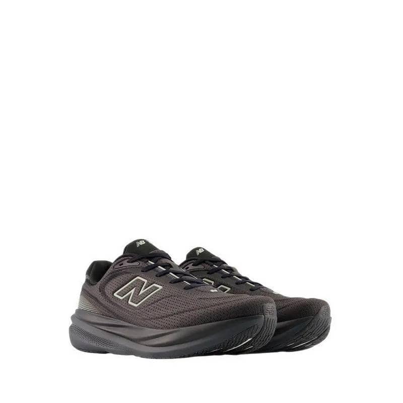 Sepasang sepatu lari New Balance Fresh Foam X 1080 V15 berwarna hitam dengan desain sol tebal dan logo N di sisi samping.