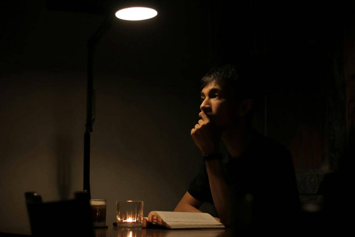 Ilustrasi bekerja lembur (unsplash.com/Photo by Tu Chu)
