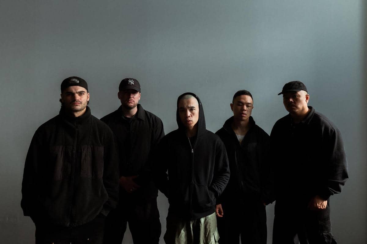 Lima anggota band hardcore SPEED asal Australia berpose dengan pakaian gelap di latar polos menjelang tur solo mereka di Indonesia.