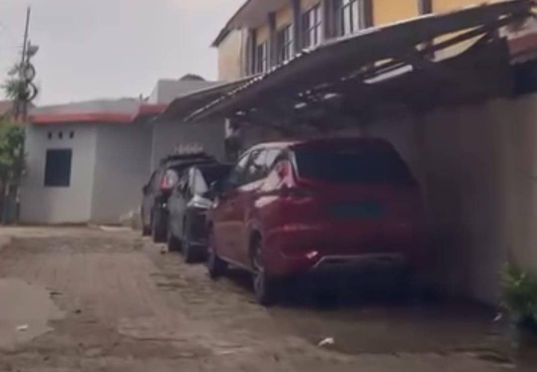 Kanopi Parkir Mobil Dinas Menempel di Tembok Sekolah di Tangsel
