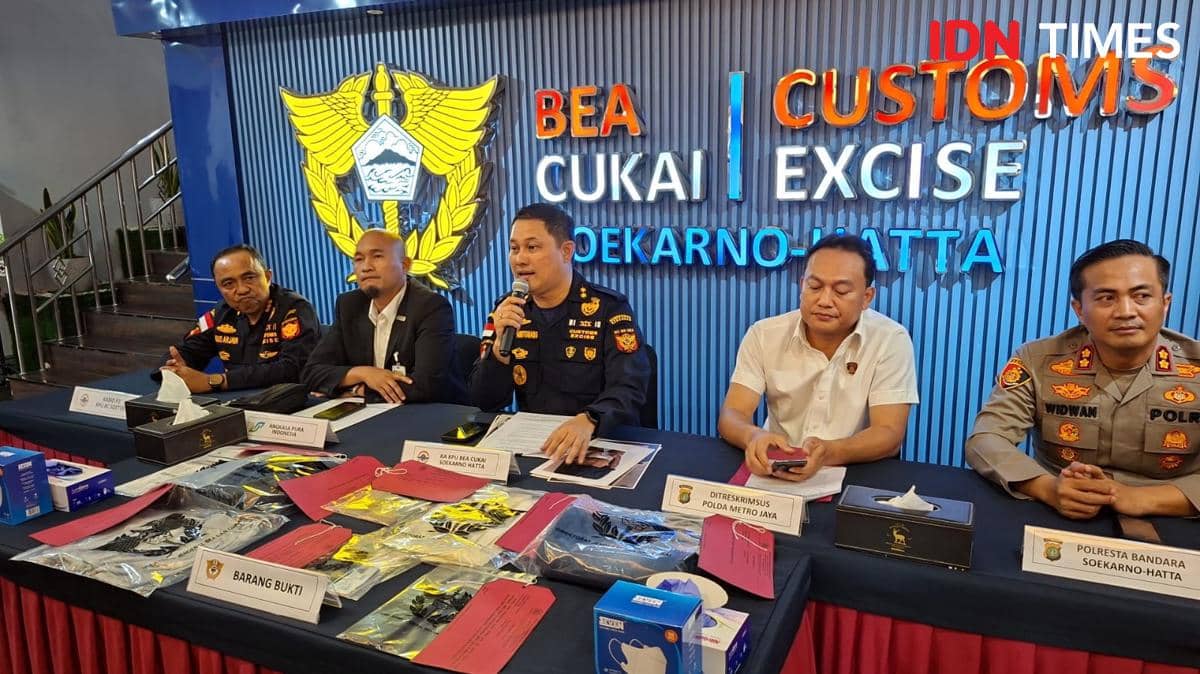 Petugas Bea Cukai Soekarno-Hatta dan kepolisian memberikan keterangan pers terkait penyelundupan emas senilai Rp700 juta oleh warga negara India.