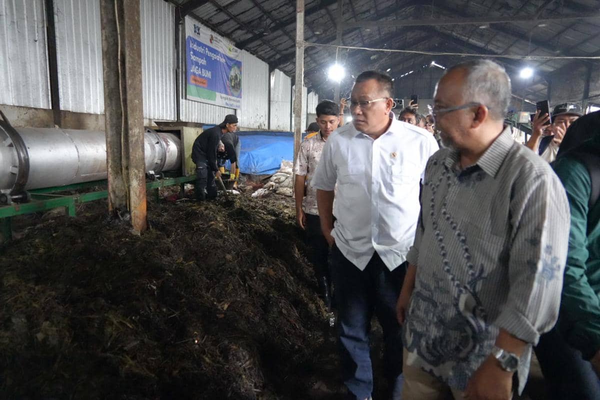 Menteri Lingkungan Hidup Moh. Jumhur Hidayat mendatangi Pasar Induk Caringin, Kota Bandung, Minggu (10/5/2026)