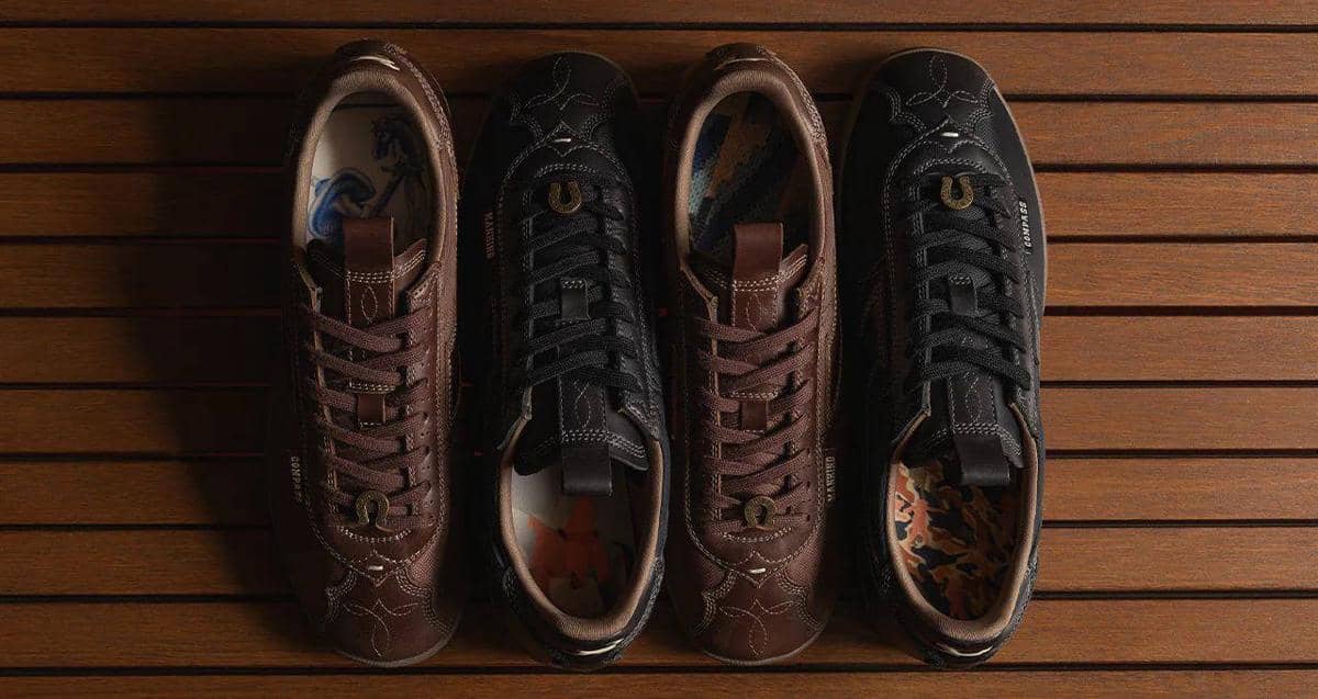 Empat pasang sepatu Compass berwarna cokelat dan hitam tersusun rapi di atas permukaan kayu dengan detail jahitan dan sol bermotif.