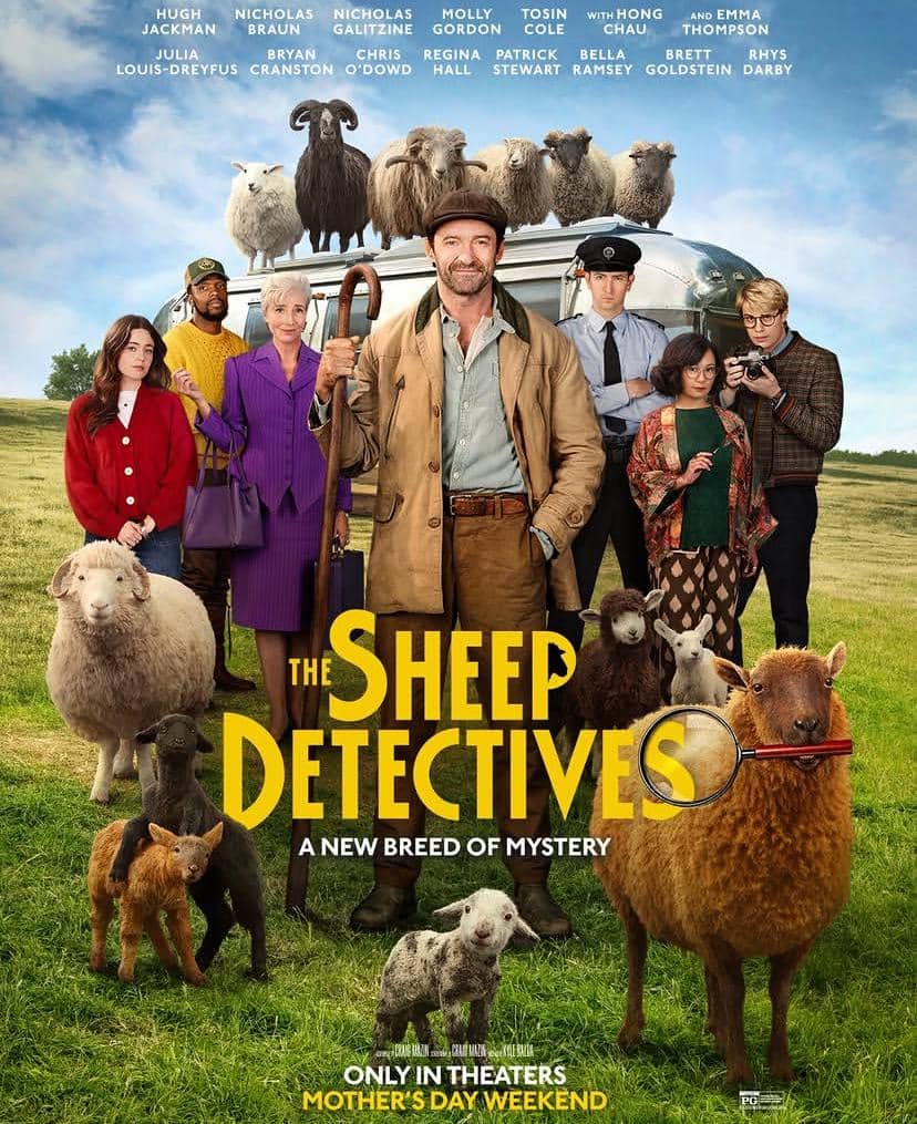 Poster film The Sheep Detectives menampilkan sekelompok karakter manusia dan domba di ladang hijau dengan latar mobil van.