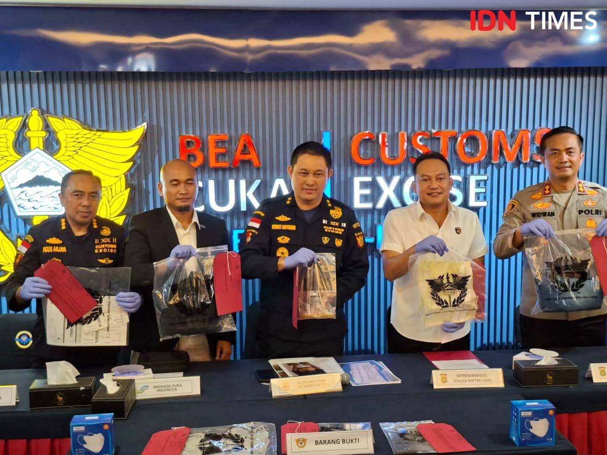 Petugas Bea Cukai dan kepolisian memperlihatkan barang bukti penyelundupan emas senilai Rp700 juta di Bandara Soekarno-Hatta.