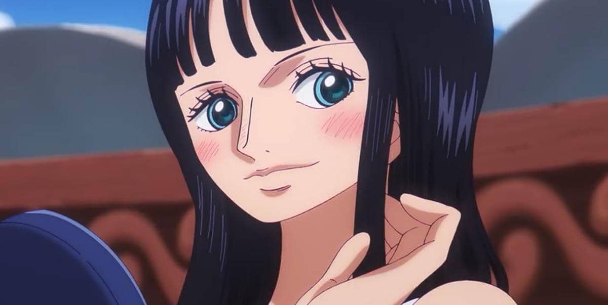 Robin dari anime One Piece tersenyum lembut dengan rambut hitam panjang berponi, menatap ke arah kamera di atas kapal.