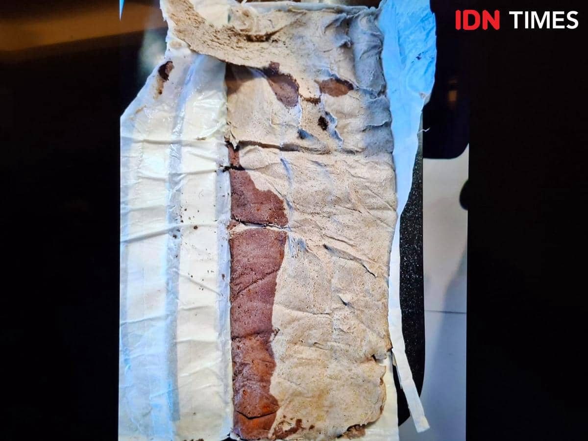 Bungkusan kain dan plastik berisi emas selundupan senilai Rp700 juta yang disita di Bandara Soekarno-Hatta.