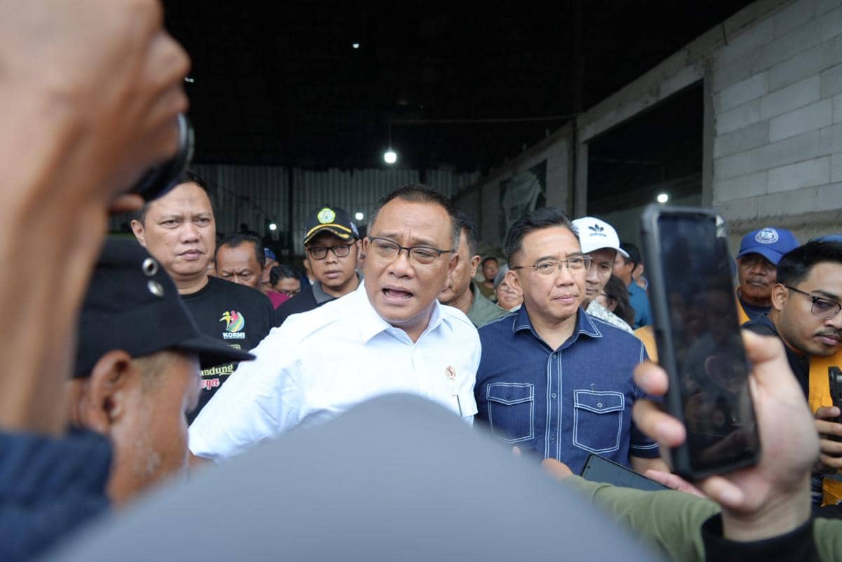 Menteri Lingkungan Hidup Moh. Jumhur Hidayat mendatangi Pasar Induk Caringin, Kota Bandung, Minggu (10/5/2026)