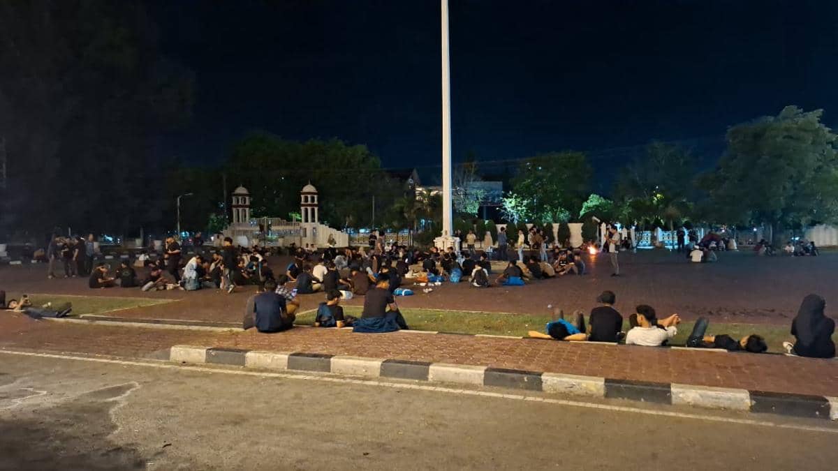 Masih Bertahan Hingga Malam, Mahasiswa Ultimatum Gembok Kantor Gubernur