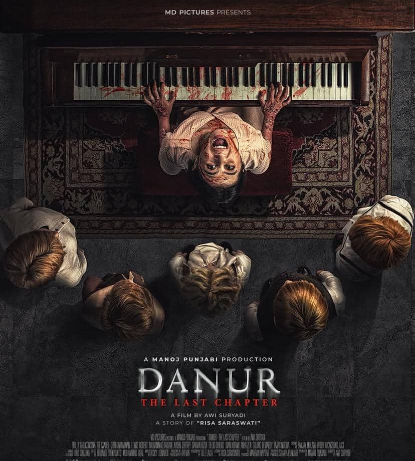 Poster film horor Danur: The Last Chapter menampilkan sosok perempuan berwajah menyeramkan di depan piano dengan darah di tangannya.