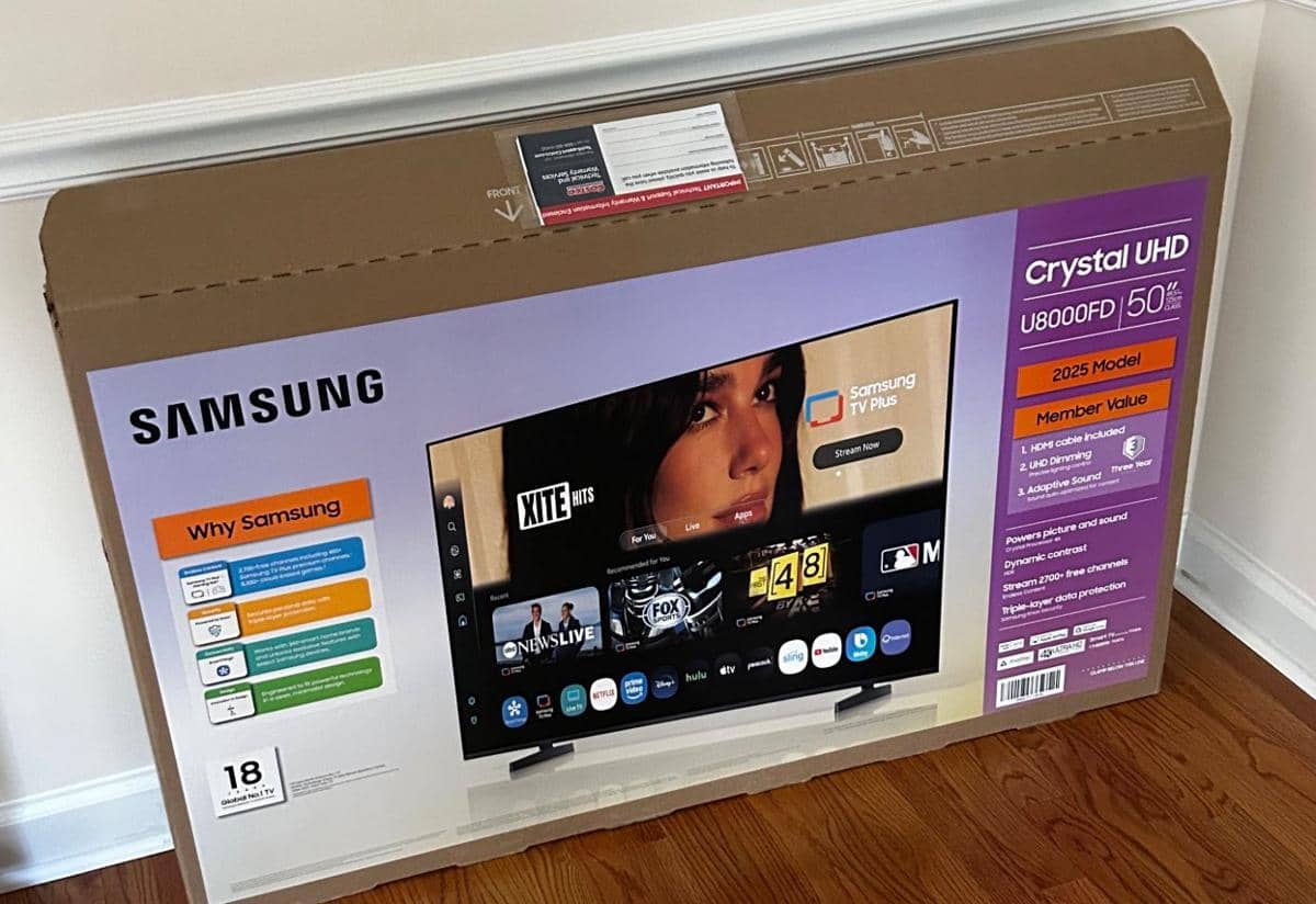 Kotak TV Samsung Crystal UHD 50 inci model U8000FD dengan tampilan antarmuka Smart TV dan berbagai aplikasi hiburan.