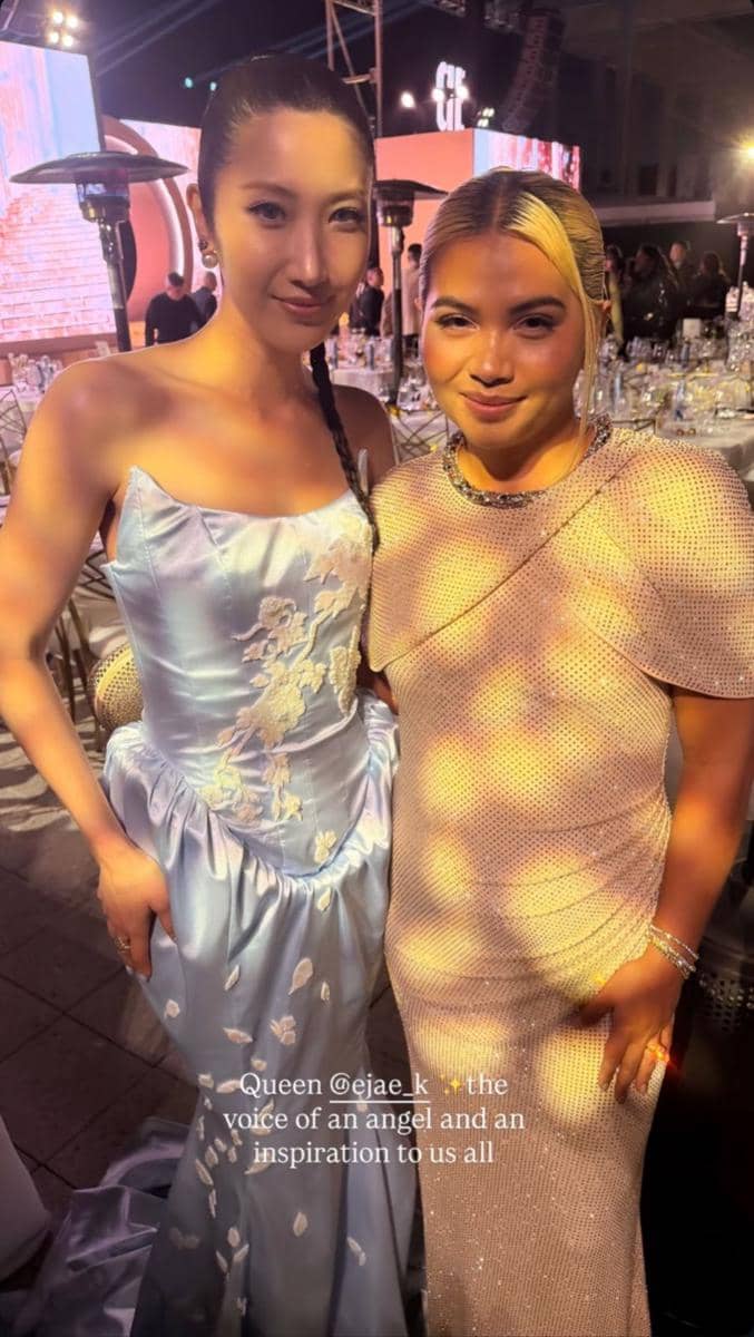 Dua wanita berpose elegan di acara Gold Gala 2026, mengenakan gaun mewah berwarna pastel di area pesta dengan pencahayaan hangat.