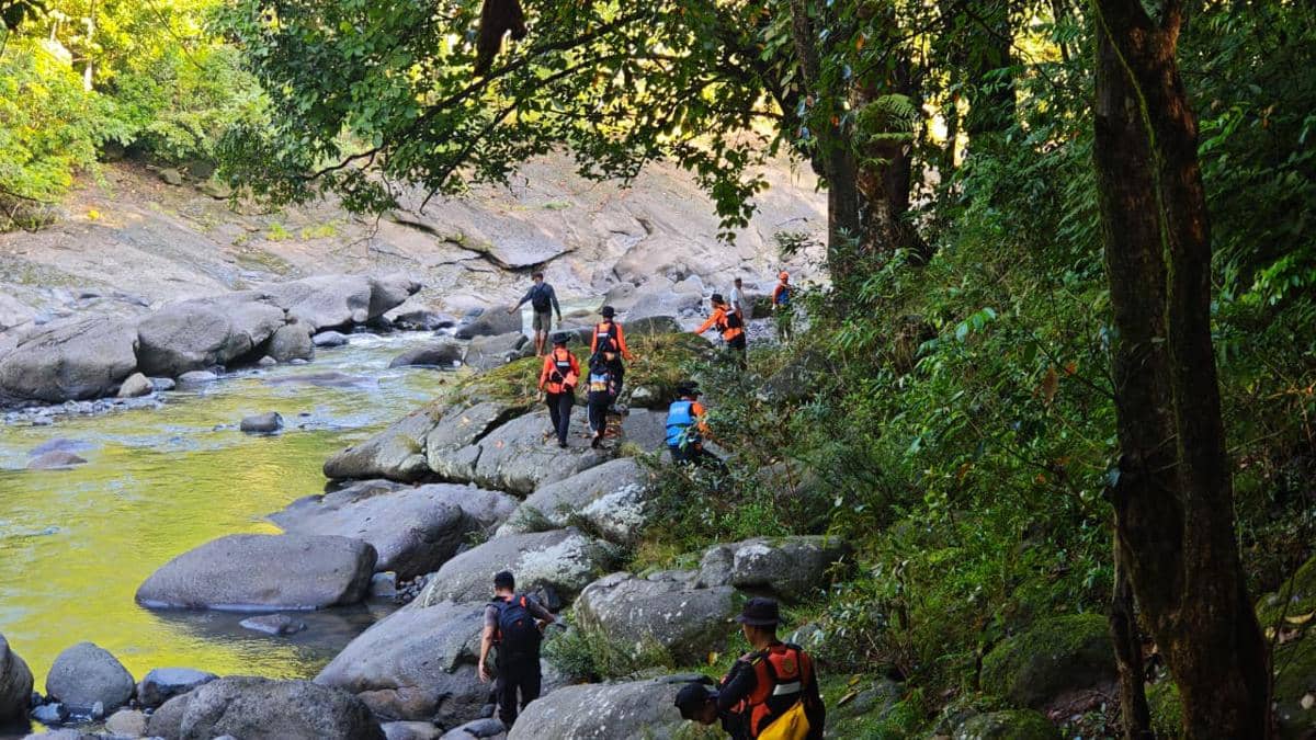 Tim SAR mengevakuasi jasad pasangan suami-istri yang  terseret arus di Sungai Buakkang, Dusun Kaluarrang, Desa Buakkang, Kecamatan Bungayya,