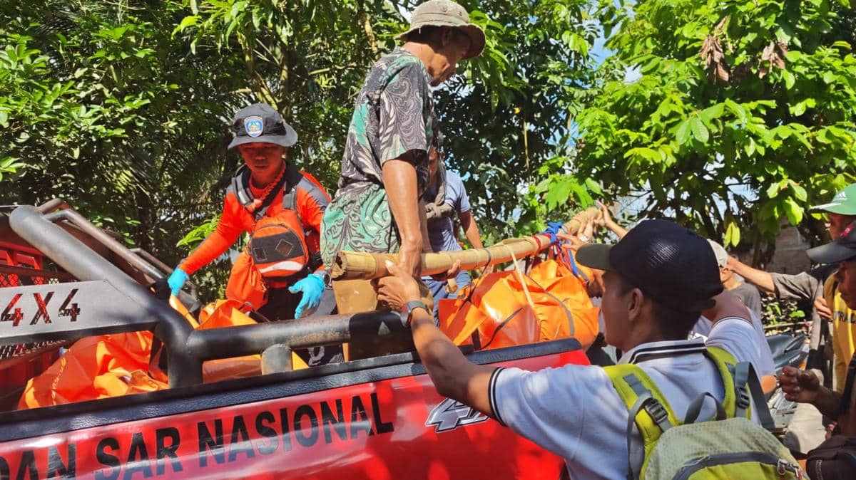 Tim SAR mengevakuasi jasad pasangan suami-istri yang  terseret arus di Sungai Buakkang, Dusun Kaluarrang, Desa Buakkang, Kecamatan Bungayya,