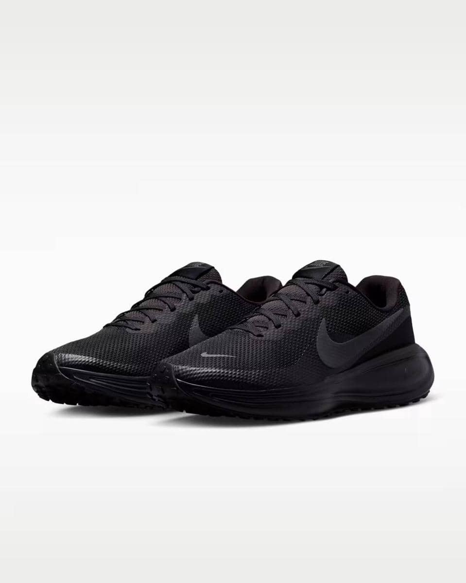 Sepasang sepatu lari Nike Revolution 8 warna hitam dengan desain ringan dan sol tebal untuk kenyamanan maksimal.