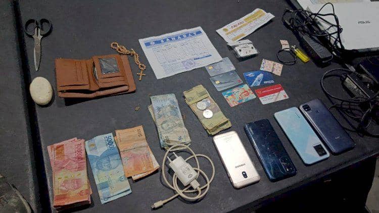Barang bukti berupa uang tunai, ponsel, dompet, kartu identitas, dan peralatan elektronik yang diamankan di Rote Ndao, NTT.
