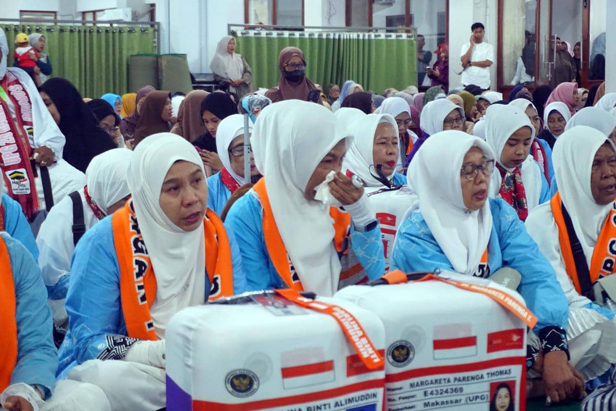 Jamaah calon haji menunggu pemberangkatan menuju Bandara Domine Eduard Osok (DEO), Kota Sorong, Papua Barat Daya, Kamis (7/5/2026). (ANTARA 