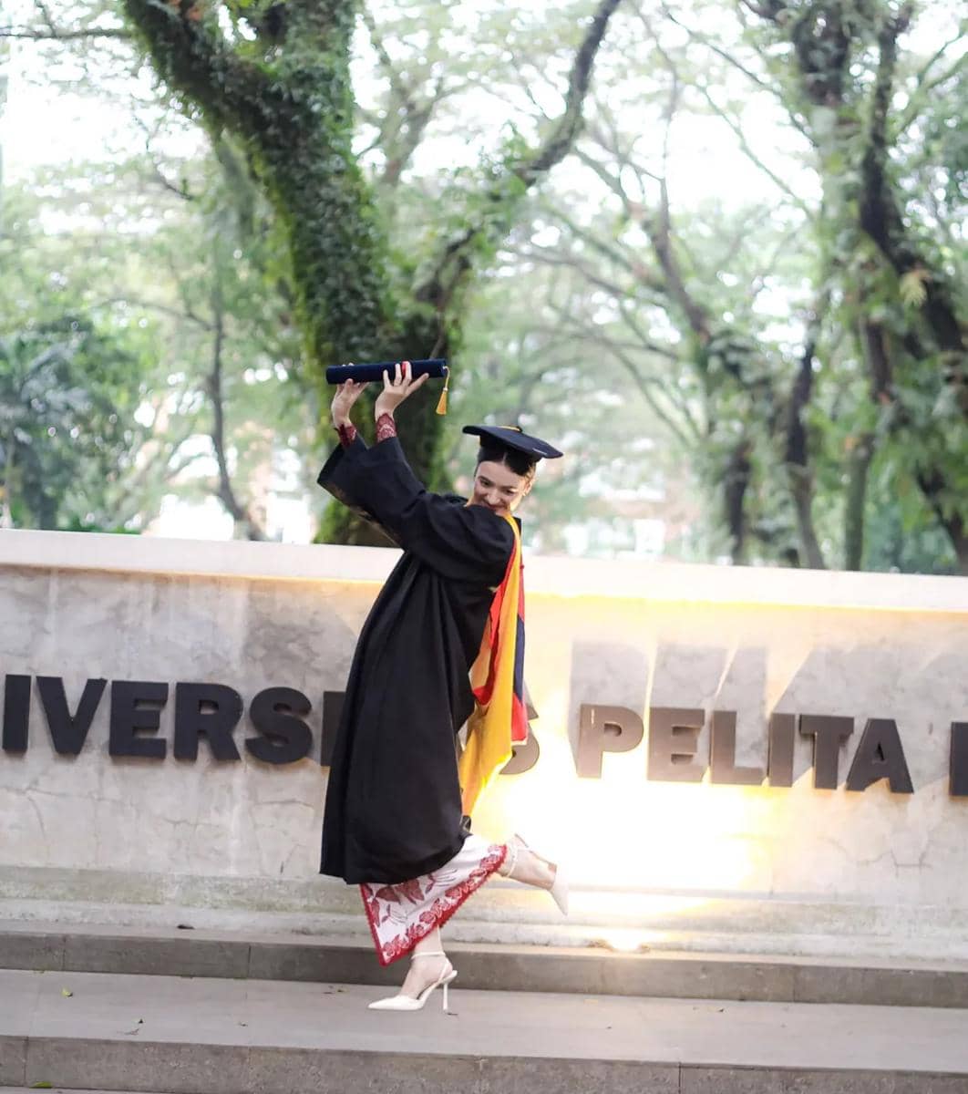Mawar Eva Wisuda