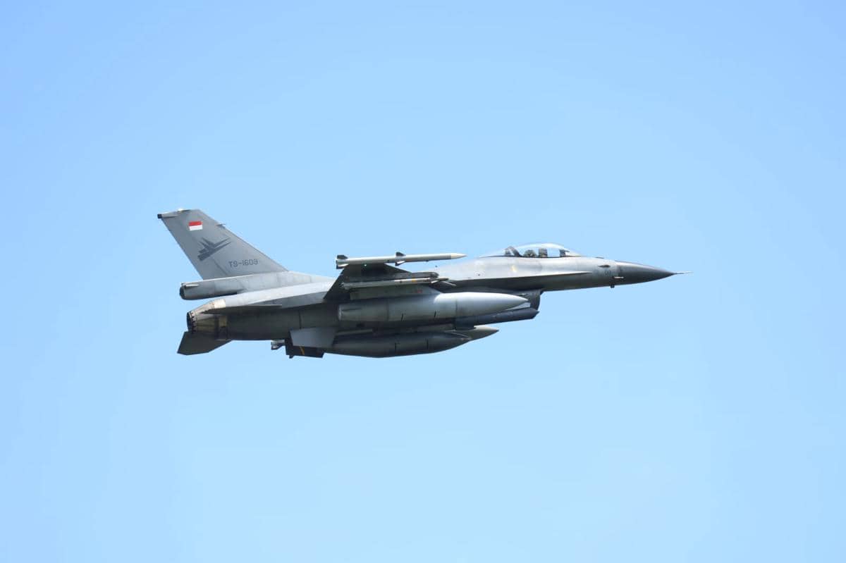 Potret Lima Jet Tempur F-16 TNI AU Patroli Pengamanan Wilayah Utara RI