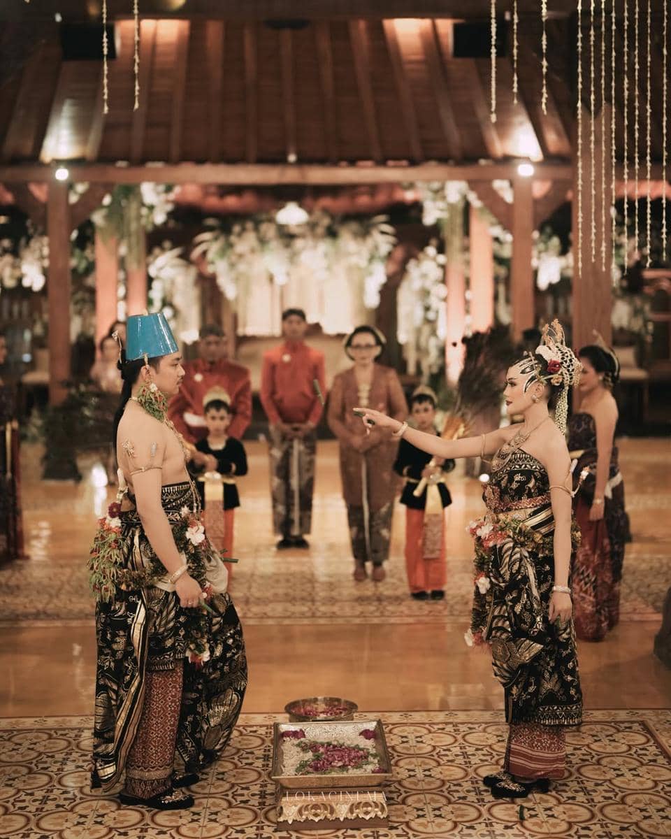 “Wrapped in culture, adorned with elegance, and celebrated with warmth. ✨”Snapped love story fro.jpg