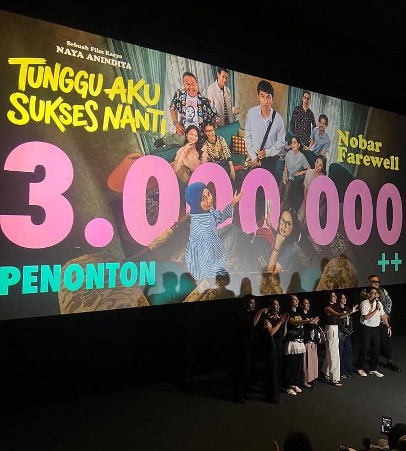 Para pemain dan kru film Tunggu Aku Sukses Nanti berpose di depan layar besar yang menampilkan ucapan terima kasih atas 3 juta penonton.