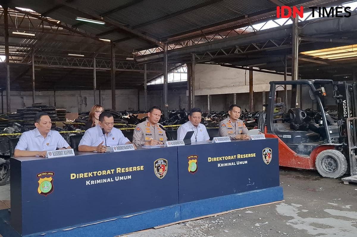 Pejabat Polda Metro Jaya menggelar konferensi pers di gudang terkait pengungkapan jaringan ekspor motor ilegal di Jakarta Barat.