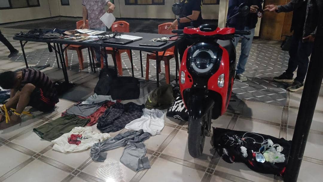 Barang bukti berupa pakaian, sepeda motor merah, dan perlengkapan lainnya disita polisi setelah penangkapan narapidana kabur di Rote Ndao.