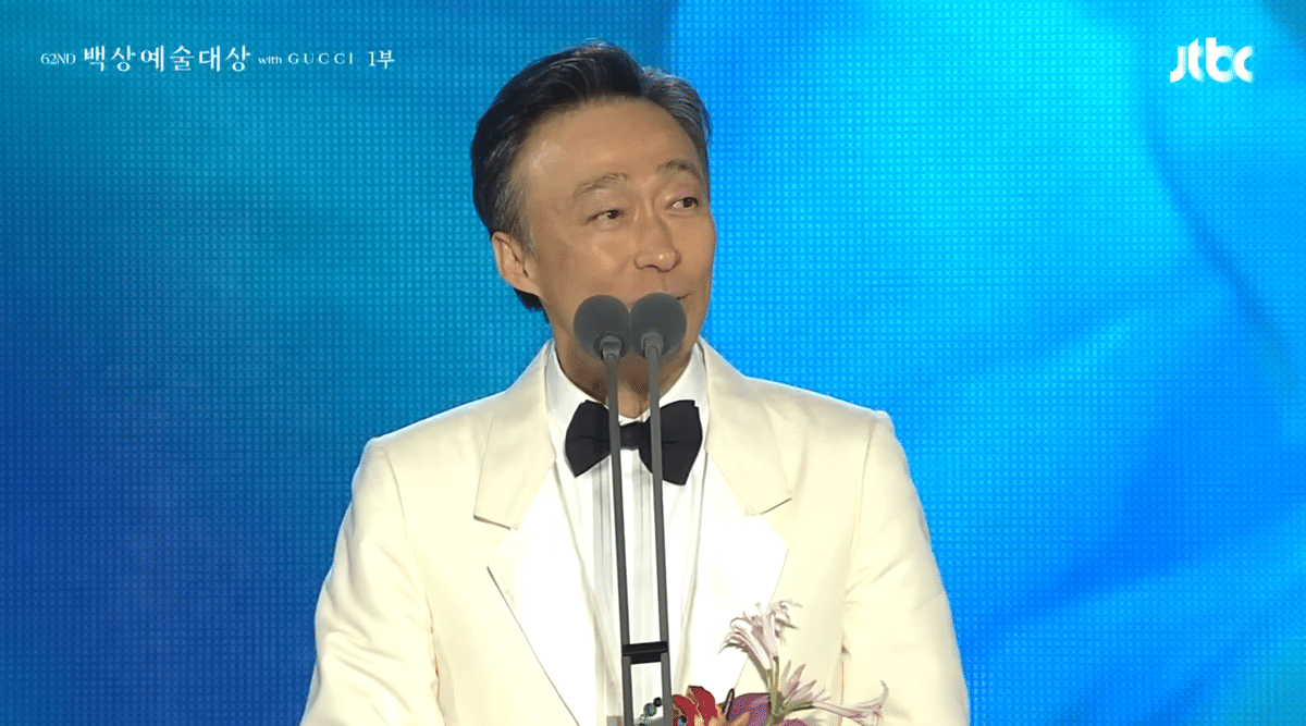 momen Park Chan Wook memberikan pidato di Baeksang Arts Awards 2026