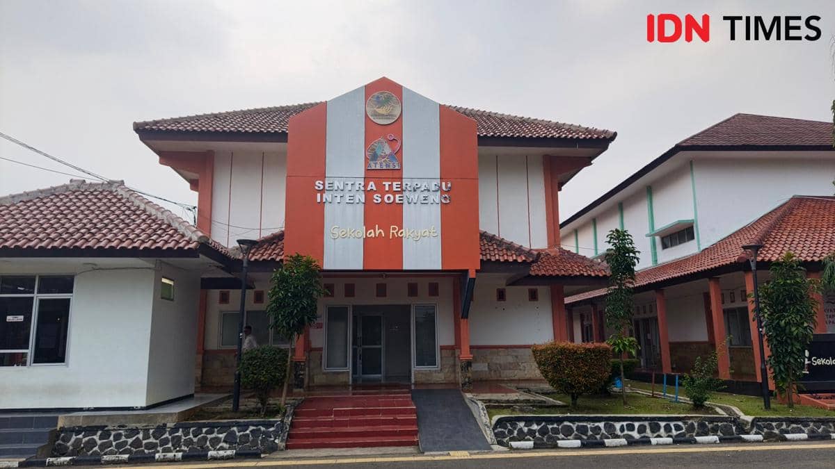 Gedung Sekolah Rakyat Menengah Pertama Inten Soeweno dengan arsitektur modern dan atap genteng merah di siang hari.