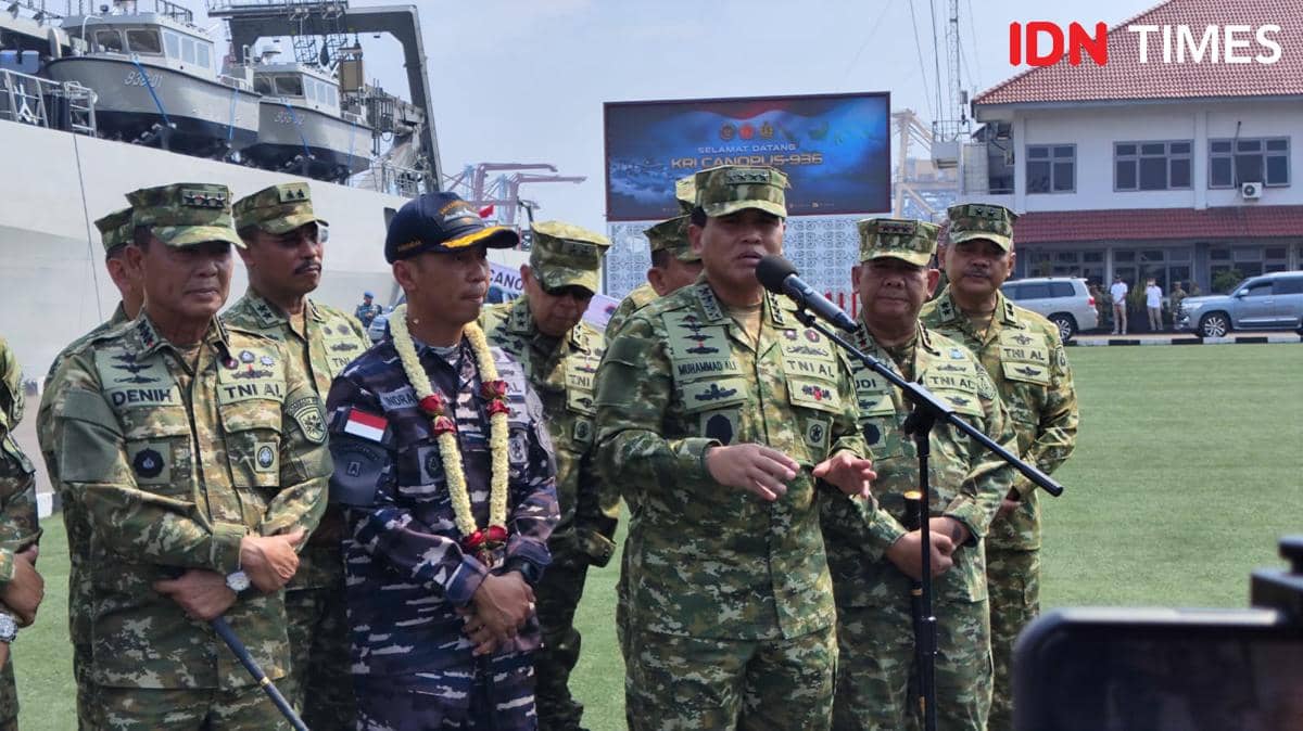 Kepala Staf Angkatan Laut (KSAL), Laksamana TNI Muhammad Ali dalam jumpa pers usai penyambutan kedatangan KRI Canopus-936 di Dermaga Kolinam